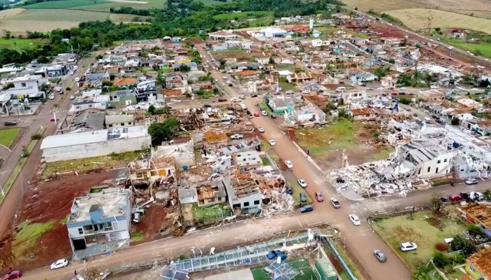 Sobe para sete o número de mortes após a passagem de tornados no Paraná